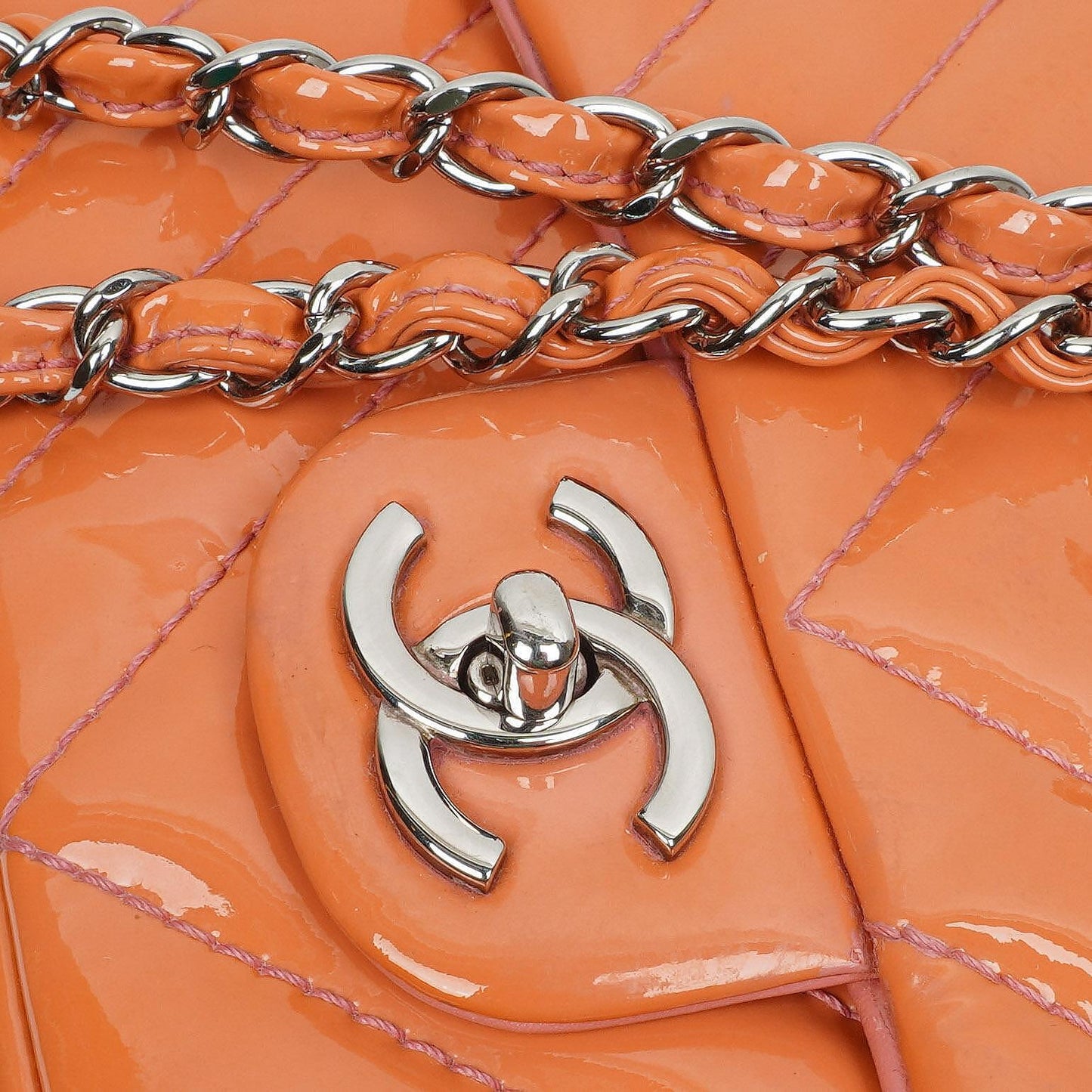Chanel Medium Classic Einzelklappentasche Orange Chevron Gepolstertes Lackleder Silberfarbene Hardware