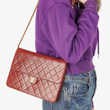 Chanel Medium Classic Single Flap Tasche aus burgunderrotem gestepptem Lammleder mit goldfarbener Hardware