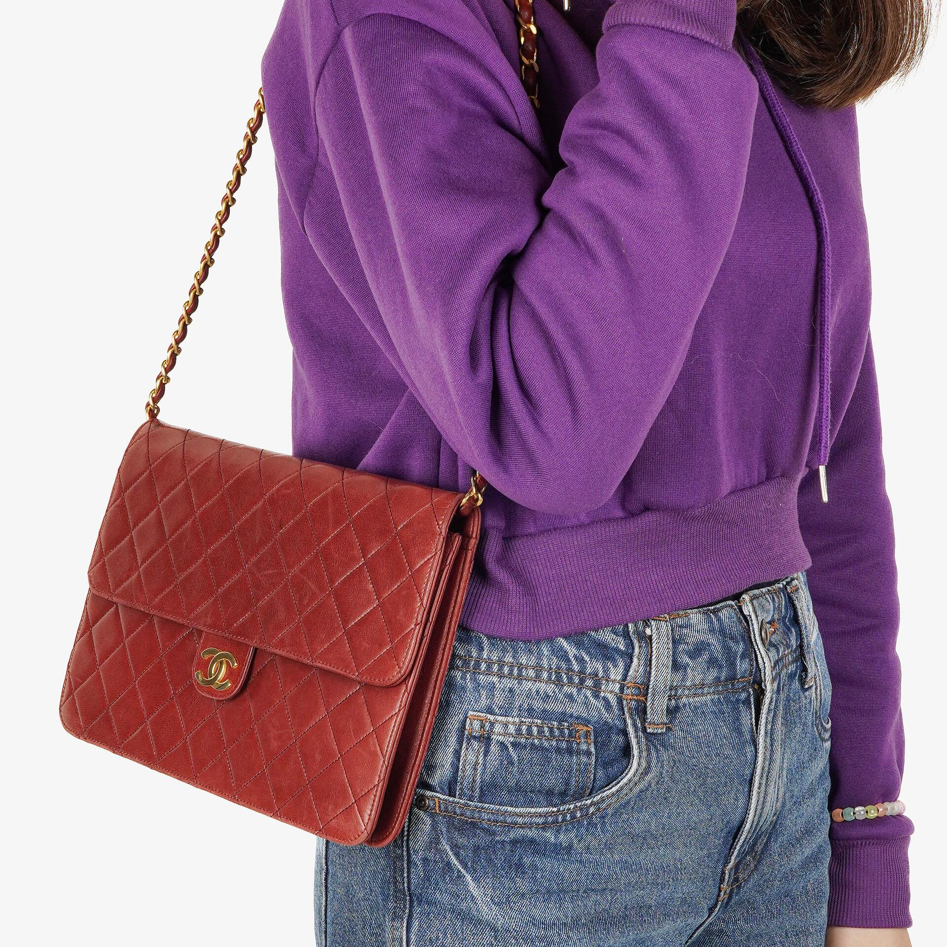Chanel Medium Classic Single Flap Tasche aus burgunderrotem gestepptem Lammleder mit goldfarbener Hardware