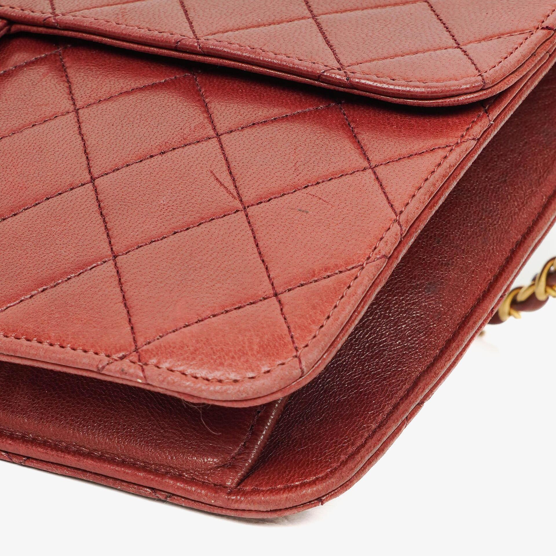 Chanel Medium Classic Single Flap Tasche aus burgunderrotem gestepptem Lammleder mit goldfarbener Hardware