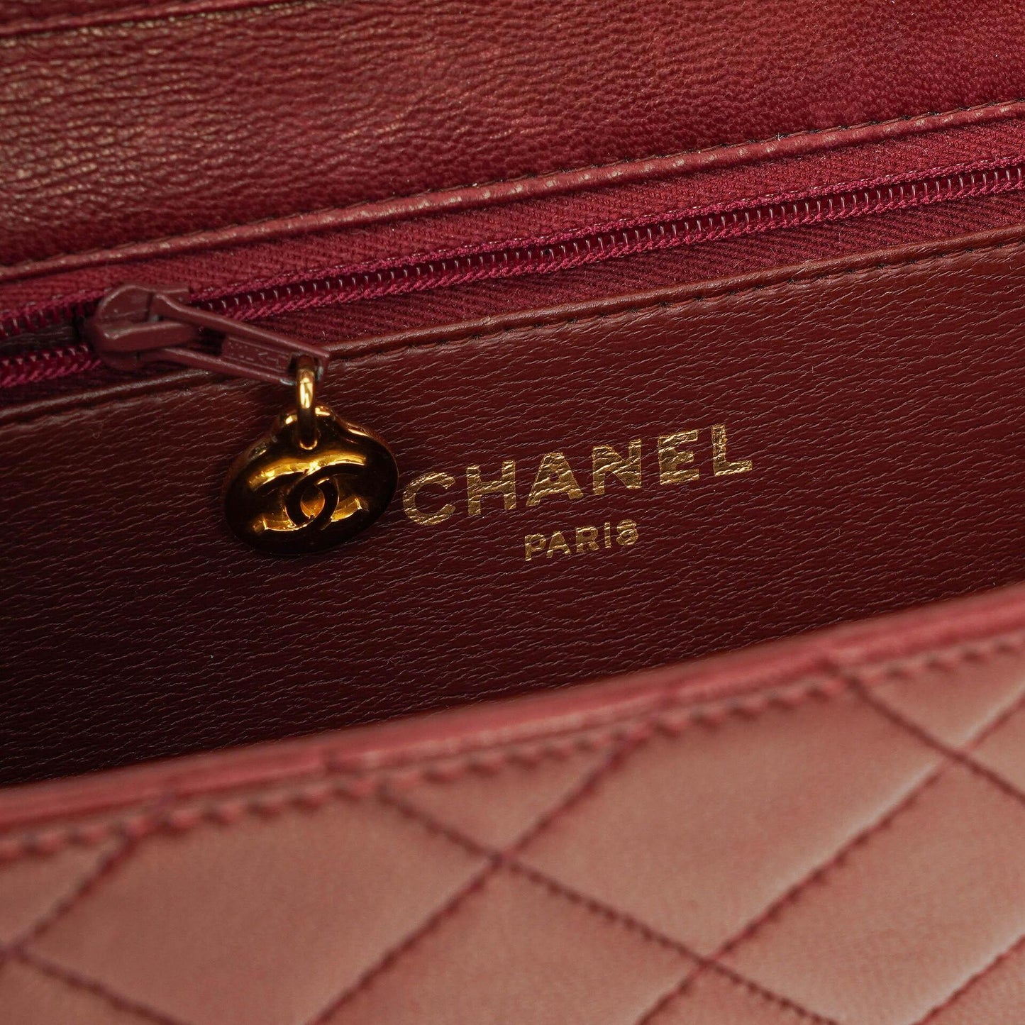 Chanel Medium Classic Single Flap Tasche aus burgunderrotem gestepptem Lammleder mit goldfarbener Hardware