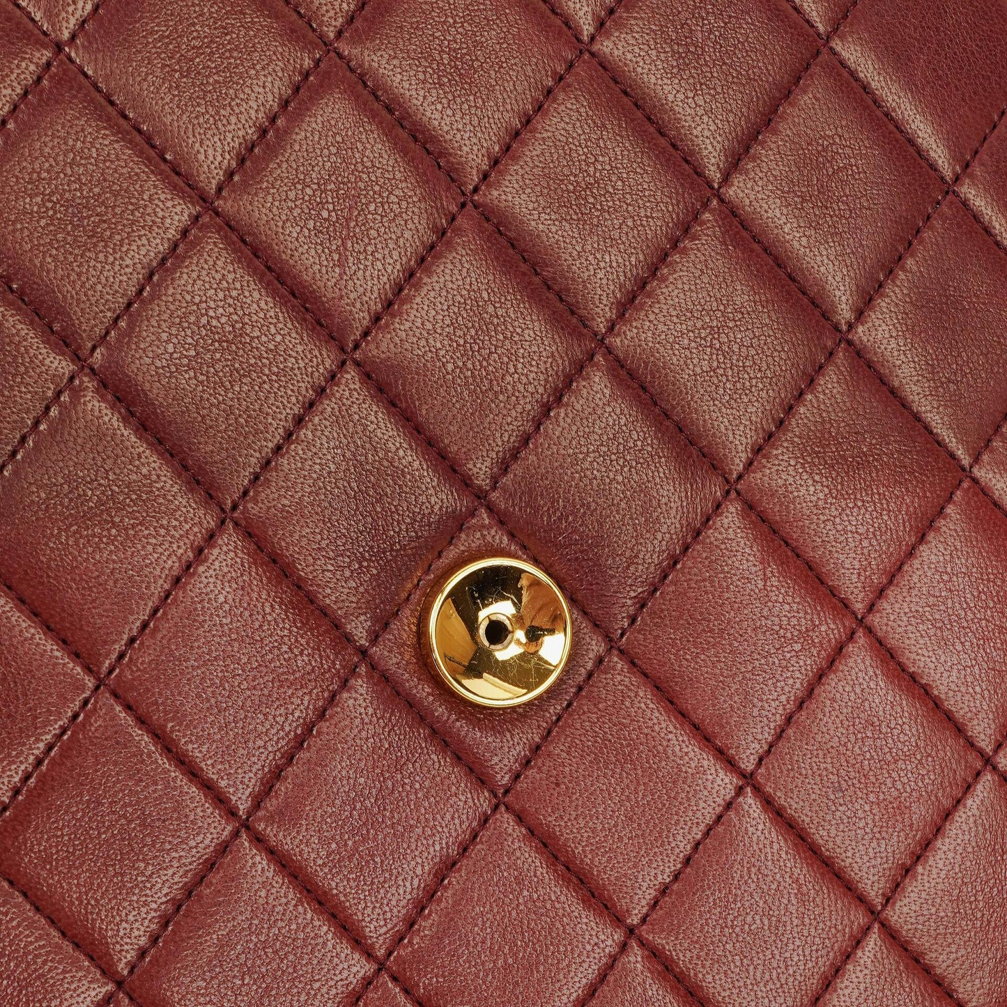 Chanel Medium Classic Single Flap Tasche aus burgunderrotem gestepptem Lammleder mit goldfarbener Hardware