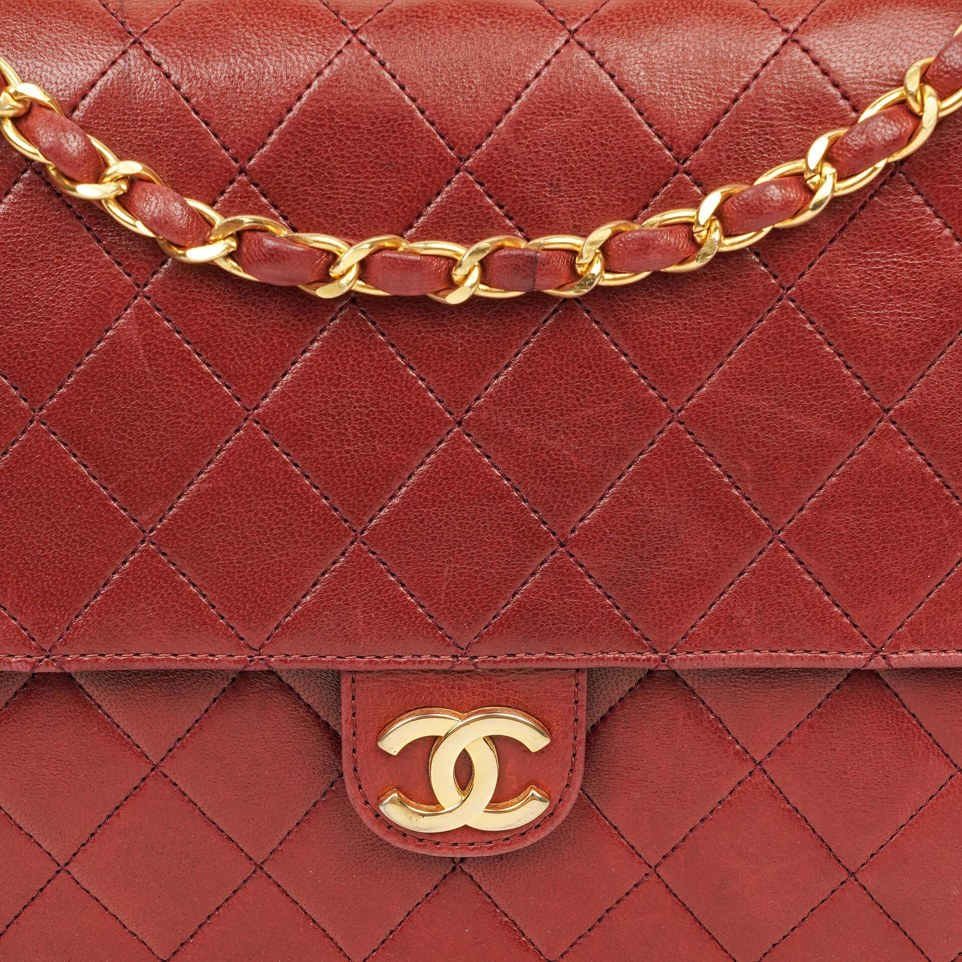 Chanel Medium Classic Single Flap Tasche aus burgunderrotem gestepptem Lammleder mit goldfarbener Hardware