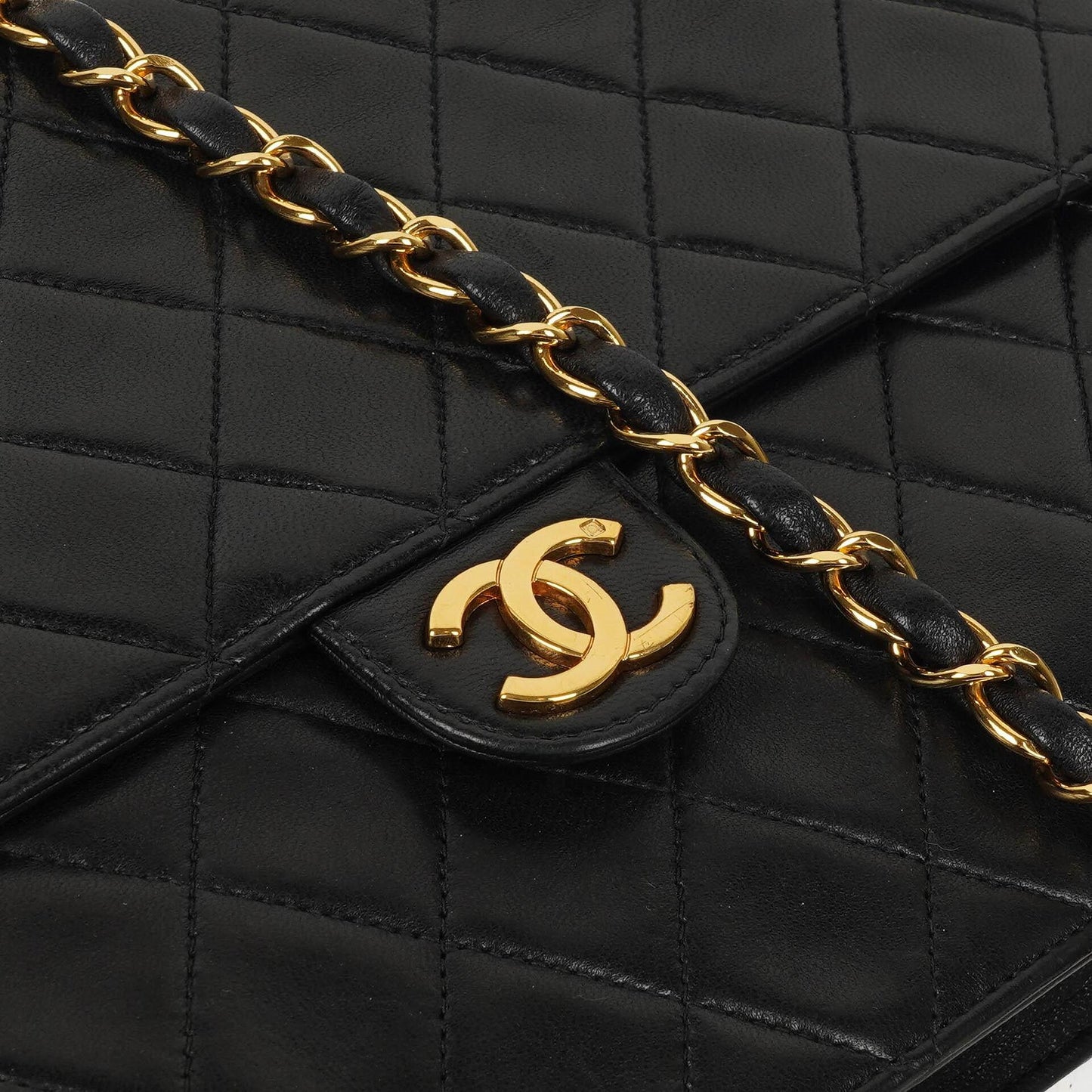 Chanel Medium Classic Vintage Single Flap Bag aus schwarzem gestepptem Lammleder mit 24K goldplattierten Beschlägen