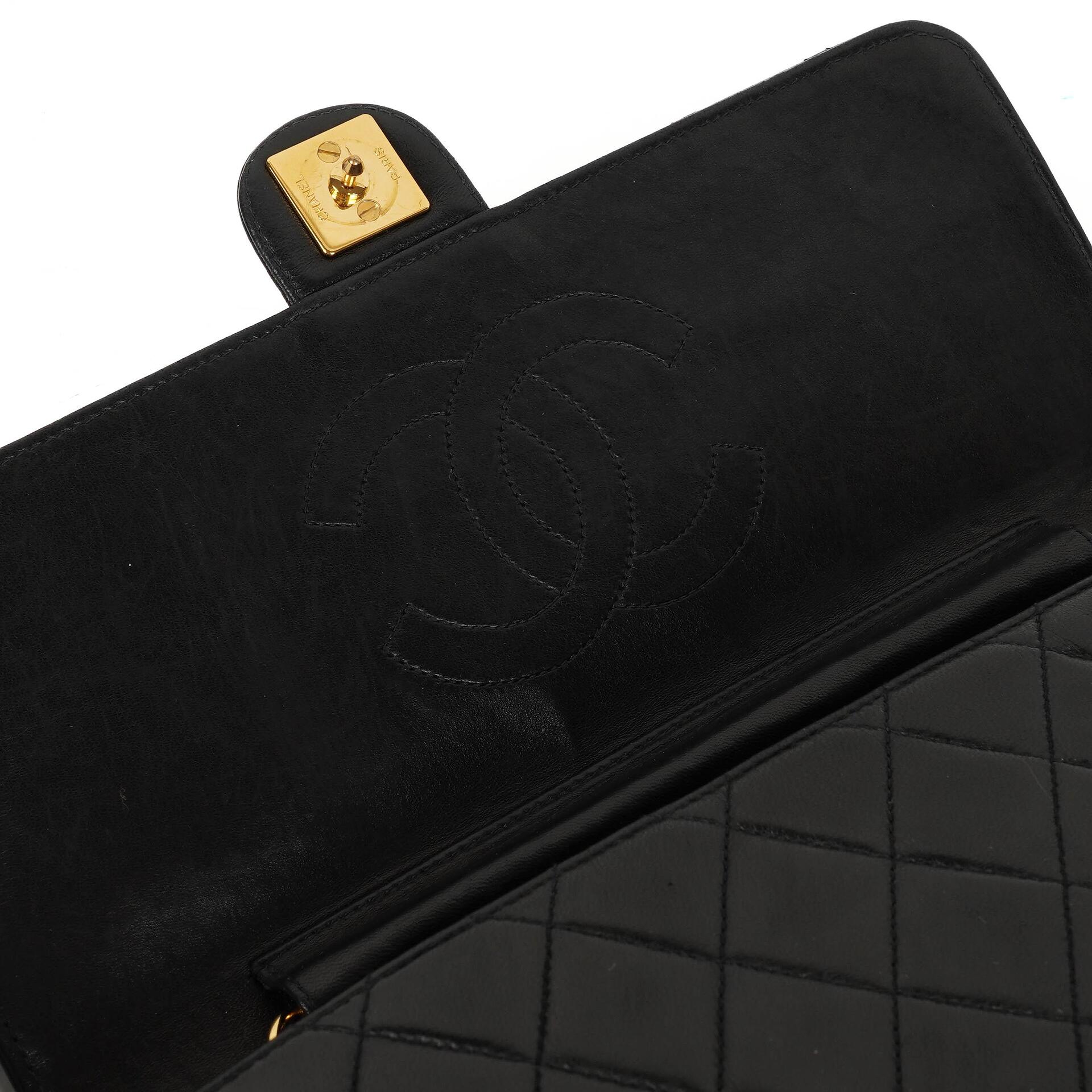 Chanel Medium Classic Vintage Single Flap Bag aus schwarzem gestepptem Lammleder mit 24K goldplattierten Beschlägen