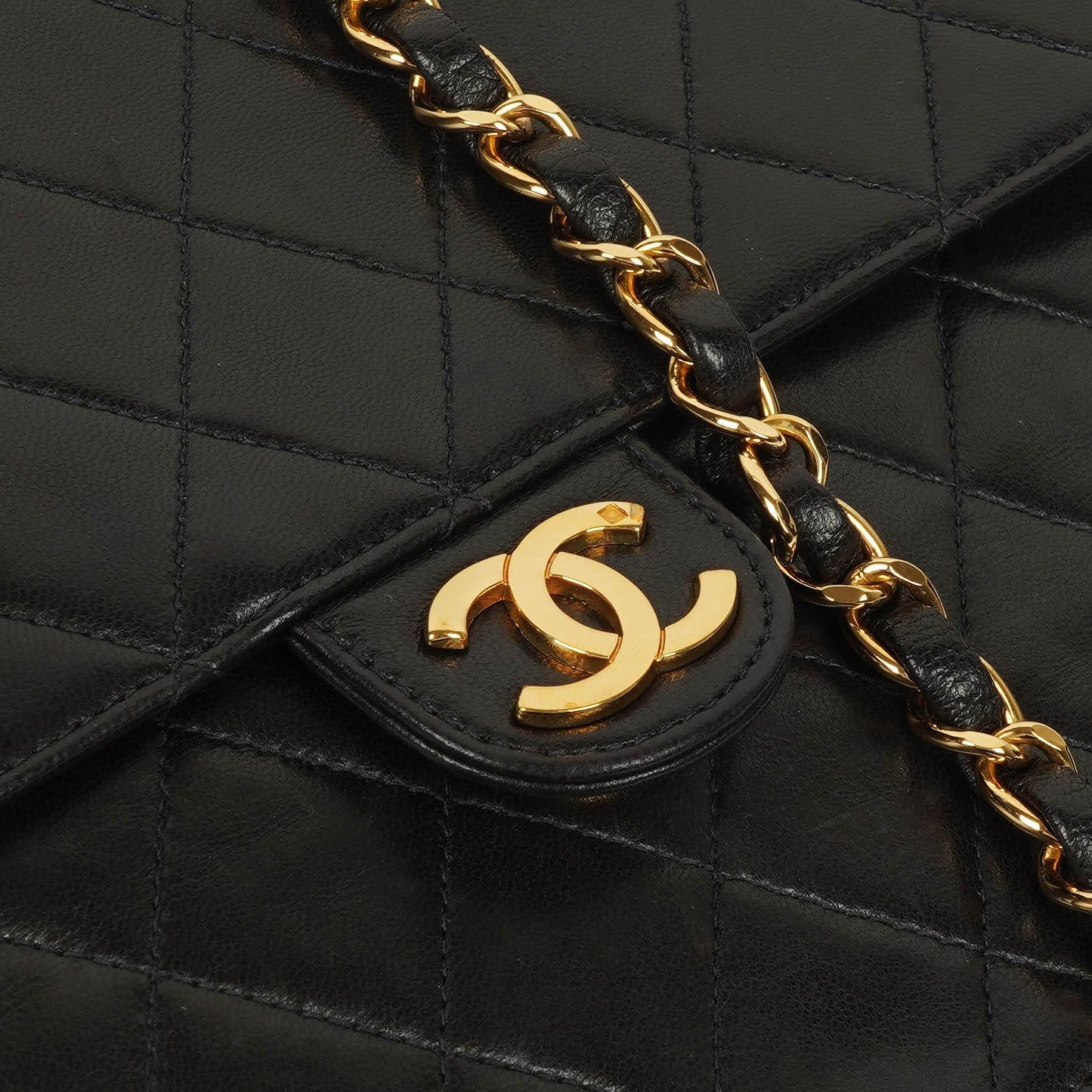 Chanel Medium Classic Vintage Single Flap Bag aus schwarzem gestepptem Lammleder mit 24K goldplattierten Beschlägen