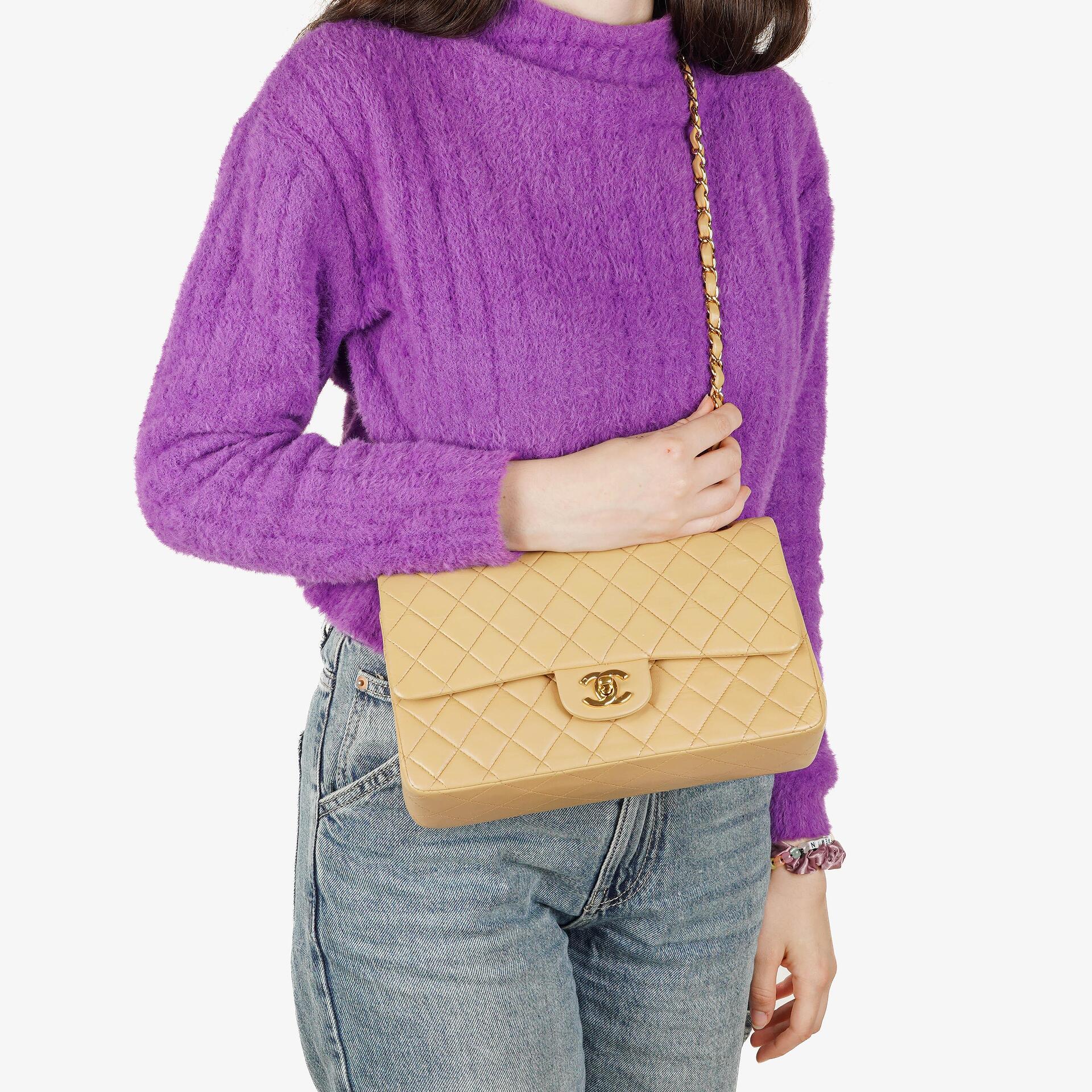 Chanel Mittelgroße Classic Vintage Double Flap Tasche aus beigem gestepptem Lammleder mit 24K vergoldeten Beschlägen