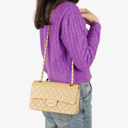 Chanel Mittelgroße Classic Vintage Double Flap Tasche aus beigem gestepptem Lammleder mit 24K vergoldeten Beschlägen