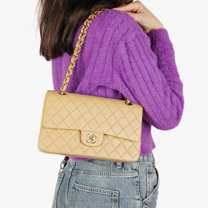 Chanel Mittelgroße Classic Vintage Double Flap Tasche aus beigem gestepptem Lammleder mit 24K vergoldeten Beschlägen