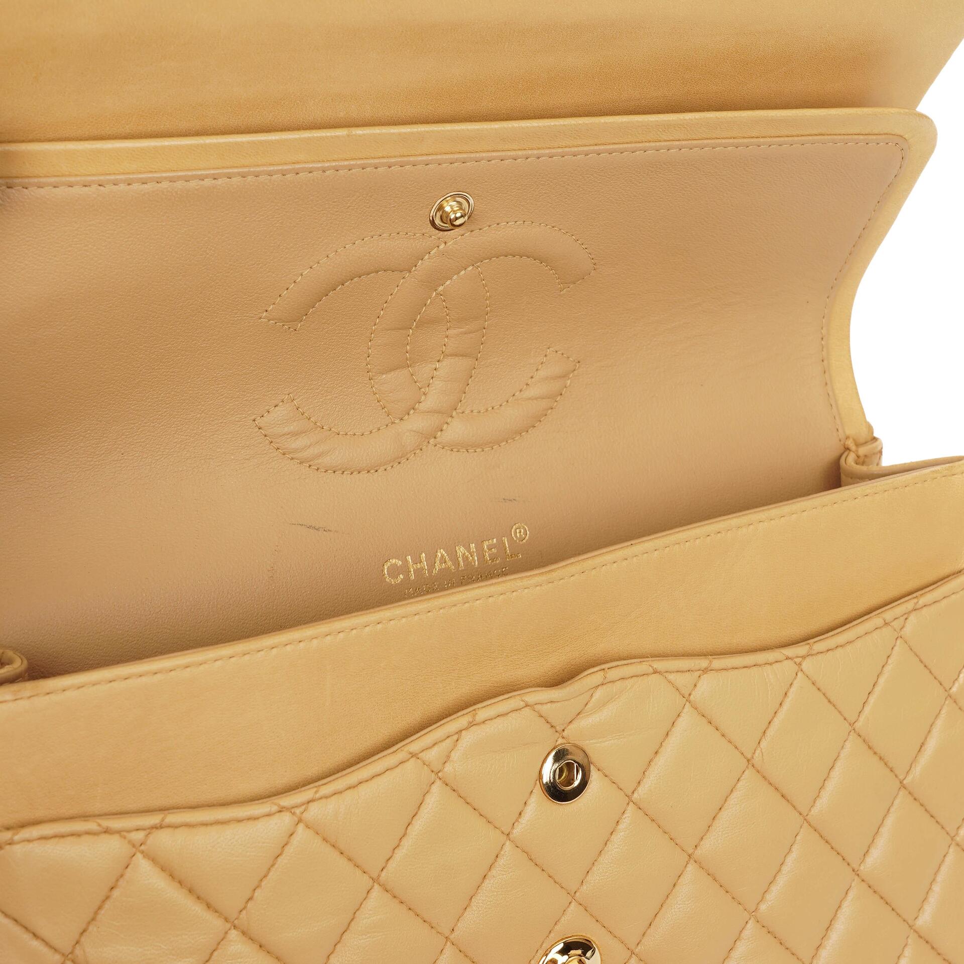 Chanel Mittelgroße Classic Vintage Double Flap Tasche aus beigem gestepptem Lammleder mit 24K vergoldeten Beschlägen