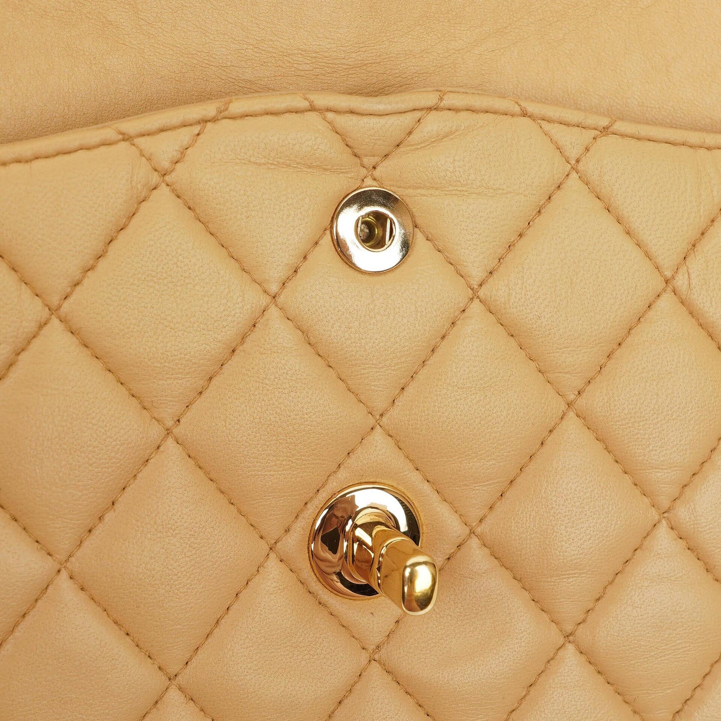 Chanel Mittelgroße Classic Vintage Double Flap Tasche aus beigem gestepptem Lammleder mit 24K vergoldeten Beschlägen