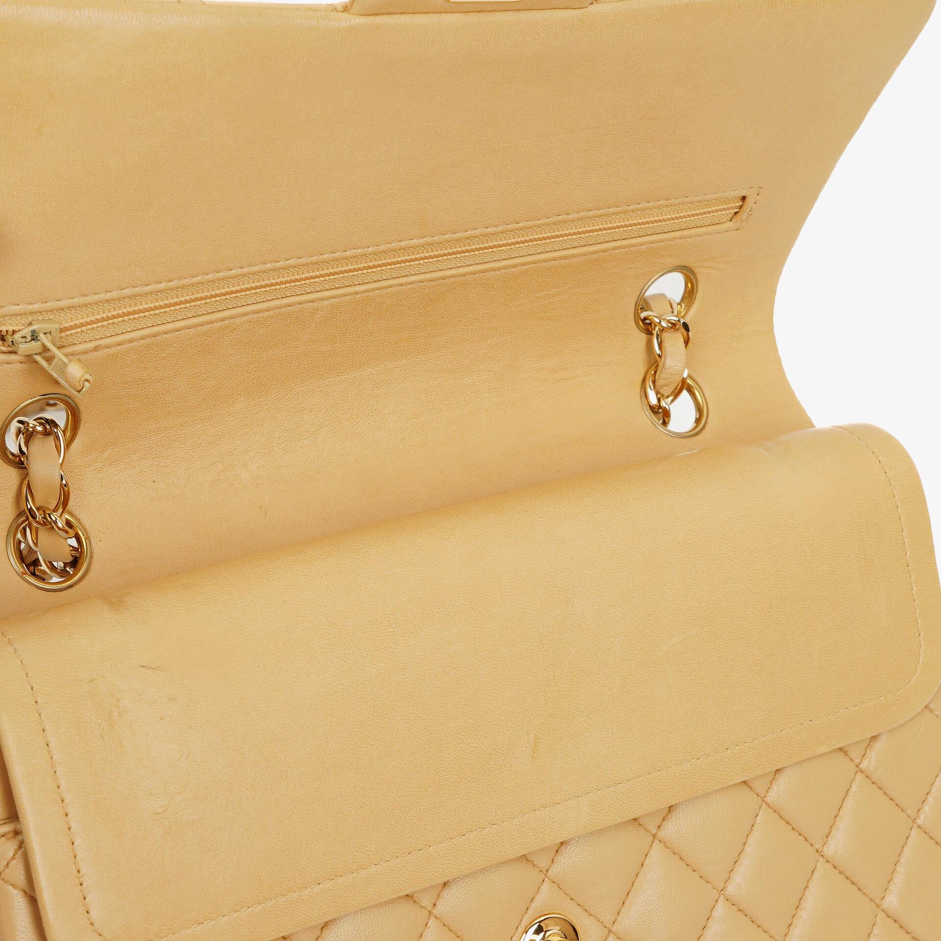 Chanel Mittelgroße Classic Vintage Double Flap Tasche aus beigem gestepptem Lammleder mit 24K vergoldeten Beschlägen