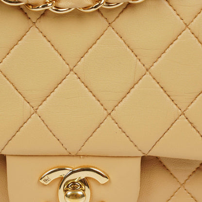 Chanel Mittelgroße Classic Vintage Double Flap Tasche aus beigem gestepptem Lammleder mit 24K vergoldeten Beschlägen