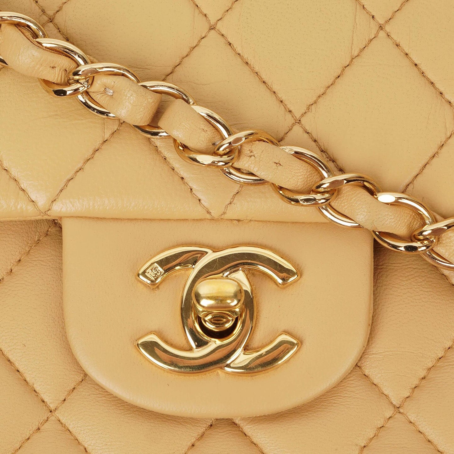 Chanel Mittelgroße Classic Vintage Double Flap Tasche aus beigem gestepptem Lammleder mit 24K vergoldeten Beschlägen
