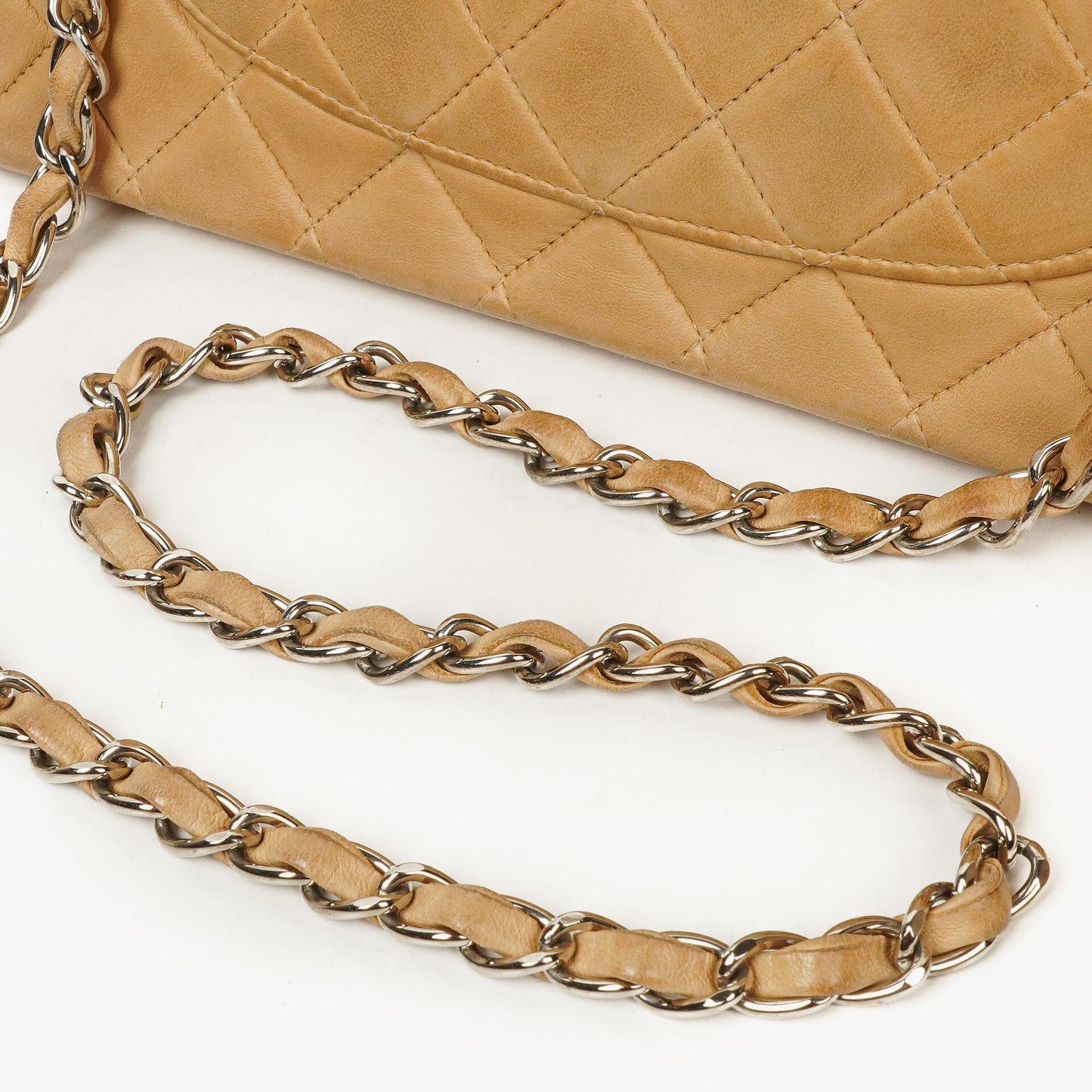 Chanel Mittelgroße Klassische Vintage Doppelklappe Tasche Beige Stepp-Lammleder mit silberfarbenen Beschlägen