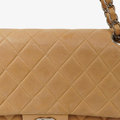 Chanel Mittelgroße Klassische Vintage Doppelklappe Tasche Beige Stepp-Lammleder mit silberfarbenen Beschlägen
