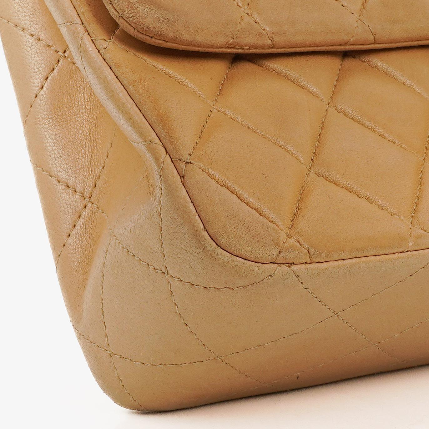 Chanel Mittelgroße Klassische Vintage Doppelklappe Tasche Beige Stepp-Lammleder mit silberfarbenen Beschlägen