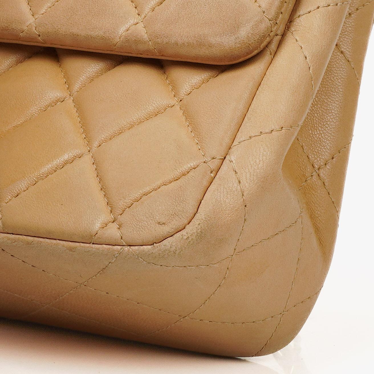 Chanel Mittelgroße Klassische Vintage Doppelklappe Tasche Beige Stepp-Lammleder mit silberfarbenen Beschlägen