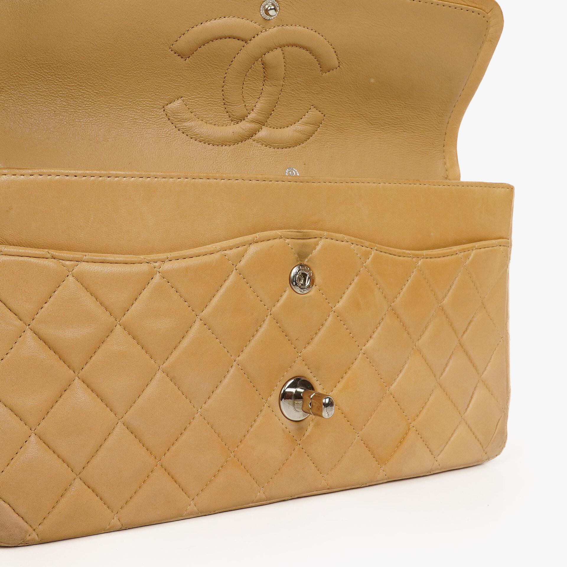 Chanel Mittelgroße Klassische Vintage Doppelklappe Tasche Beige Stepp-Lammleder mit silberfarbenen Beschlägen