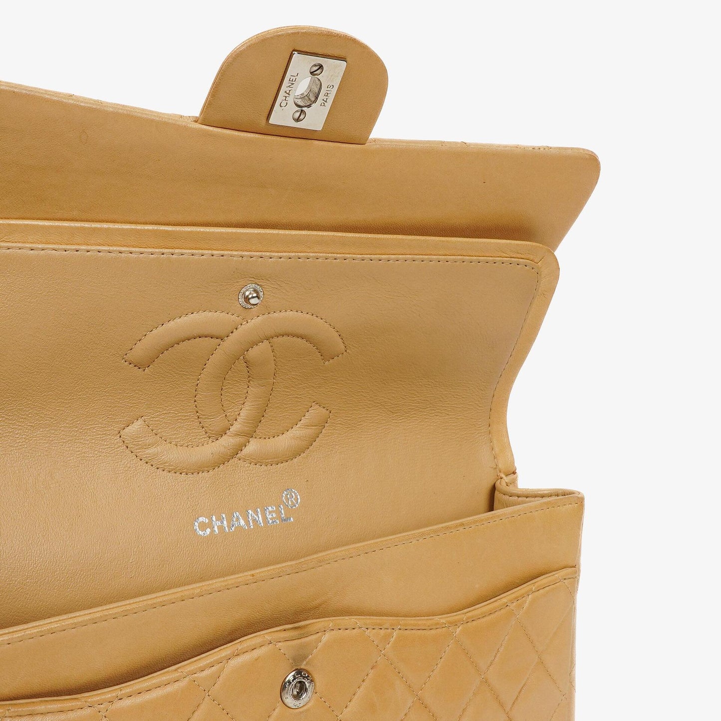 Chanel Mittelgroße Klassische Vintage Doppelklappe Tasche Beige Stepp-Lammleder mit silberfarbenen Beschlägen