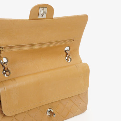 Chanel Mittelgroße Klassische Vintage Doppelklappe Tasche Beige Stepp-Lammleder mit silberfarbenen Beschlägen
