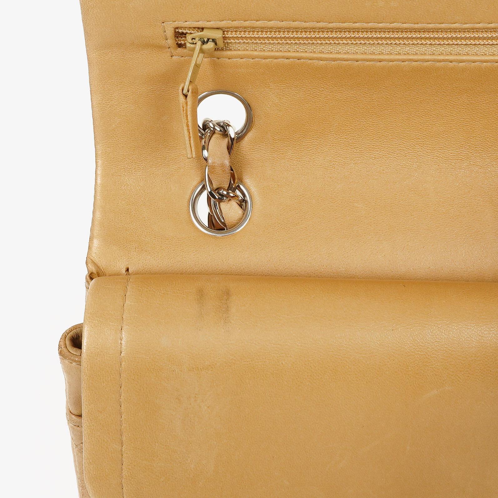 Chanel Mittelgroße Klassische Vintage Doppelklappe Tasche Beige Stepp-Lammleder mit silberfarbenen Beschlägen