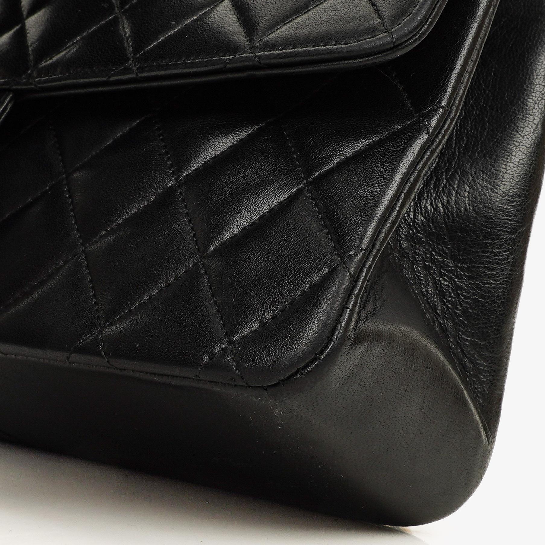Chanel Medium Classic Vintage Double Flap Tasche aus schwarzem gestepptem Lammleder mit 24K vergoldeten Beschlägen