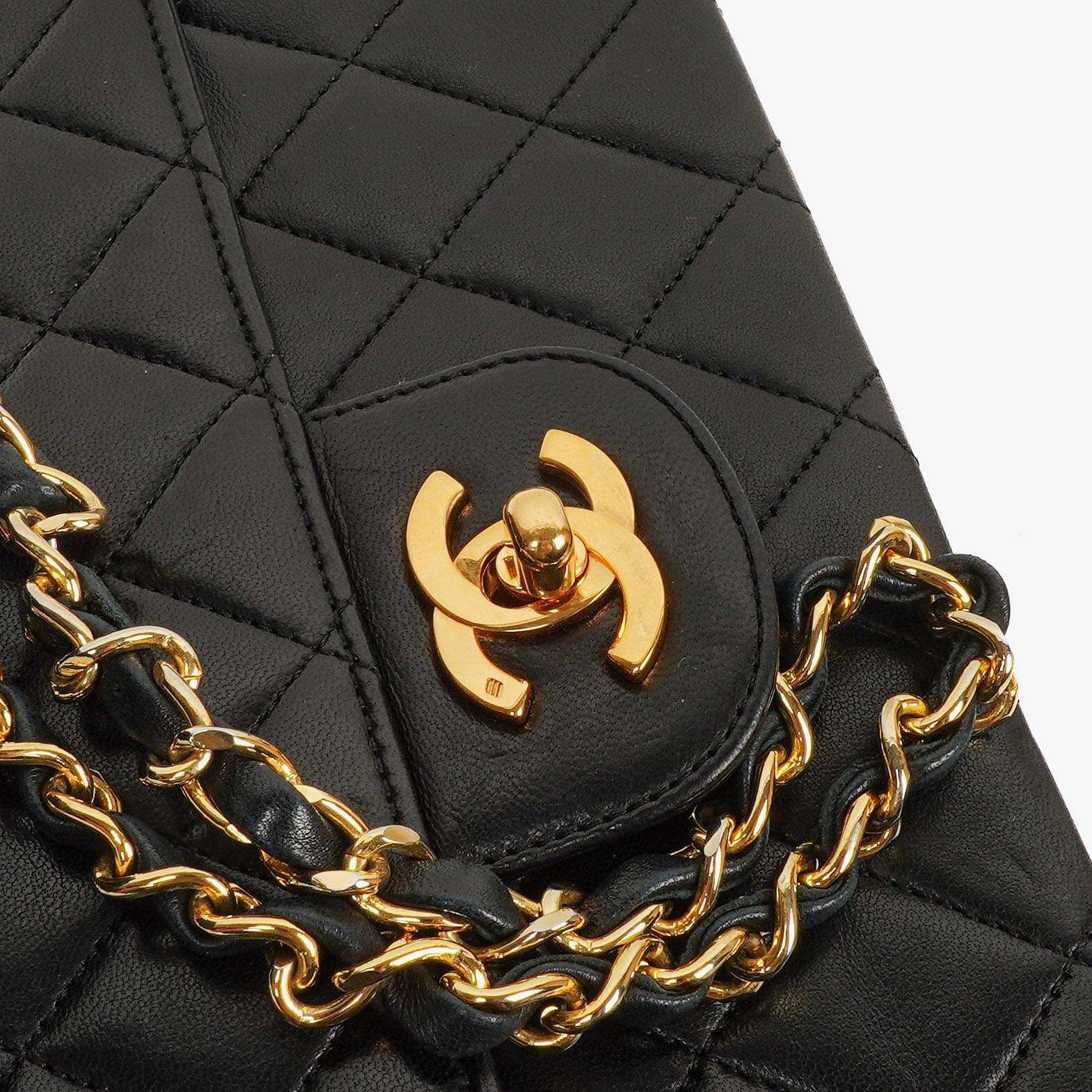 Chanel Medium Classic Vintage Double Flap Tasche aus schwarzem gestepptem Lammleder mit 24K vergoldeten Beschlägen