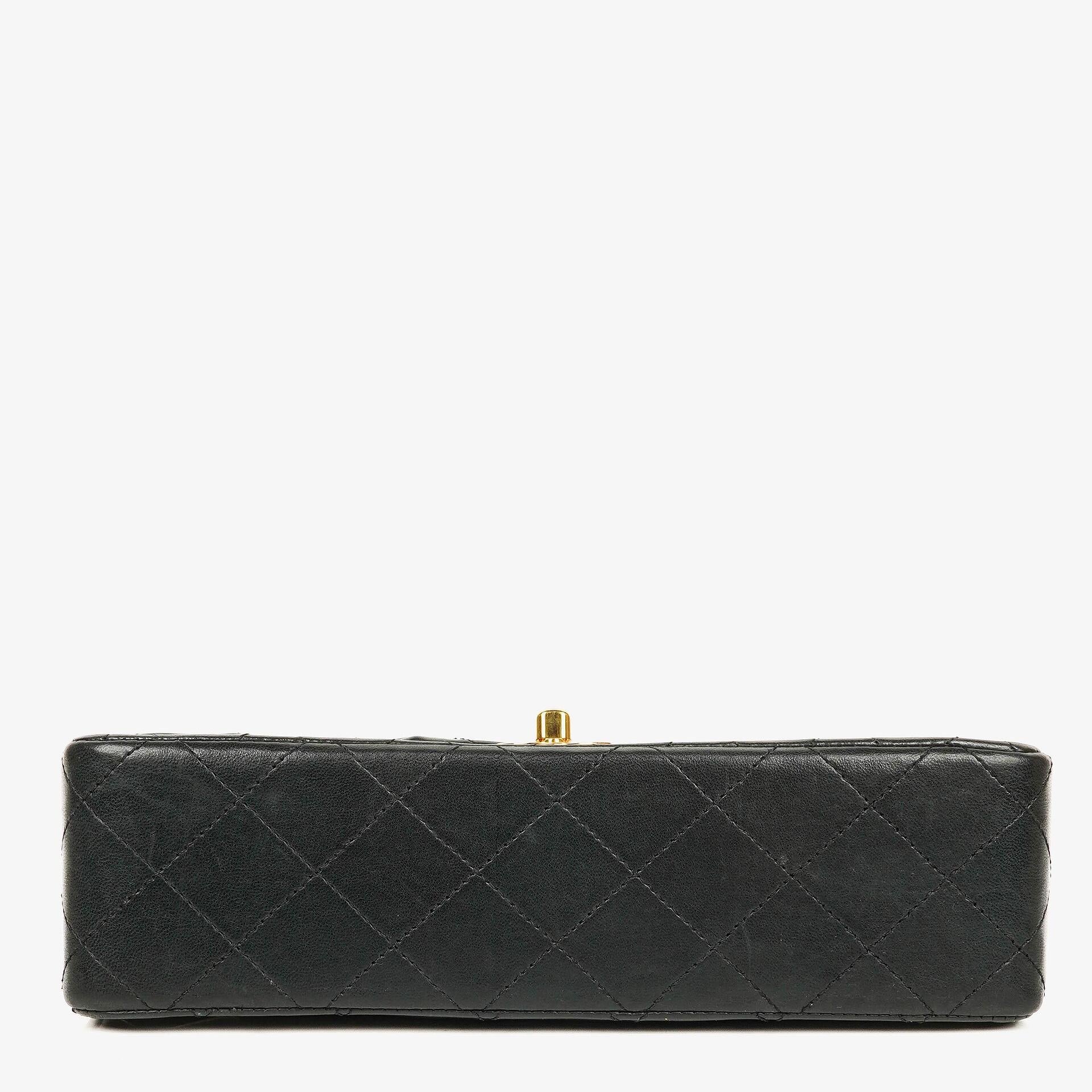 CHANEL Kleine Classic Vintage Double Flap Tasche aus schwarzem gestepptem Lammleder mit 24K vergoldeter Hardware