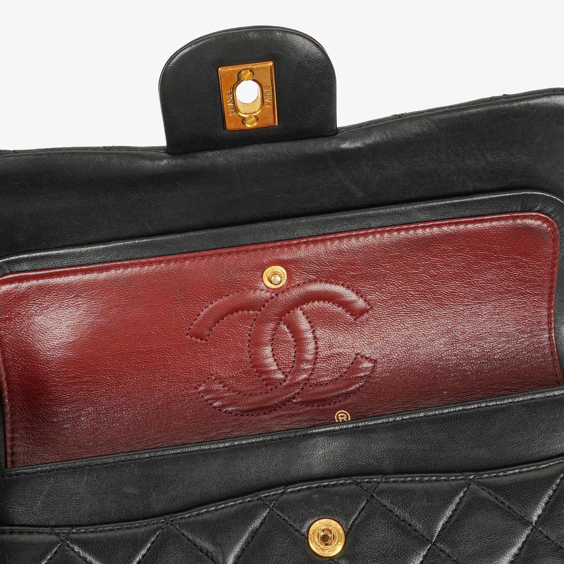 CHANEL Kleine Classic Vintage Double Flap Tasche aus schwarzem gestepptem Lammleder mit 24K vergoldeter Hardware