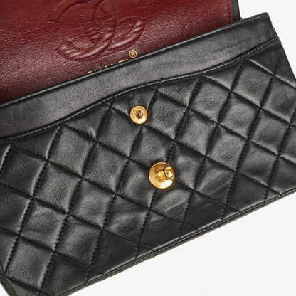 CHANEL Kleine Classic Vintage Double Flap Tasche aus schwarzem gestepptem Lammleder mit 24K vergoldeter Hardware