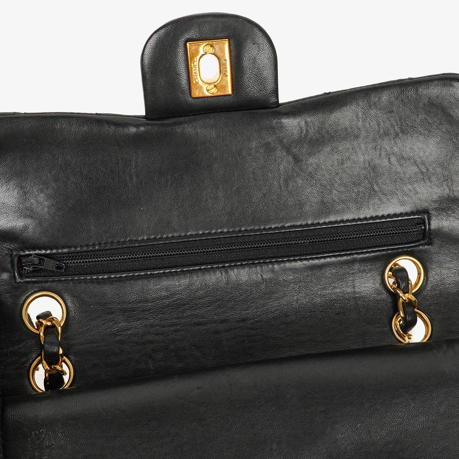 CHANEL Kleine Classic Vintage Double Flap Tasche aus schwarzem gestepptem Lammleder mit 24K vergoldeter Hardware