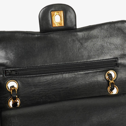 CHANEL Kleine Classic Vintage Double Flap Tasche aus schwarzem gestepptem Lammleder mit 24K vergoldeter Hardware