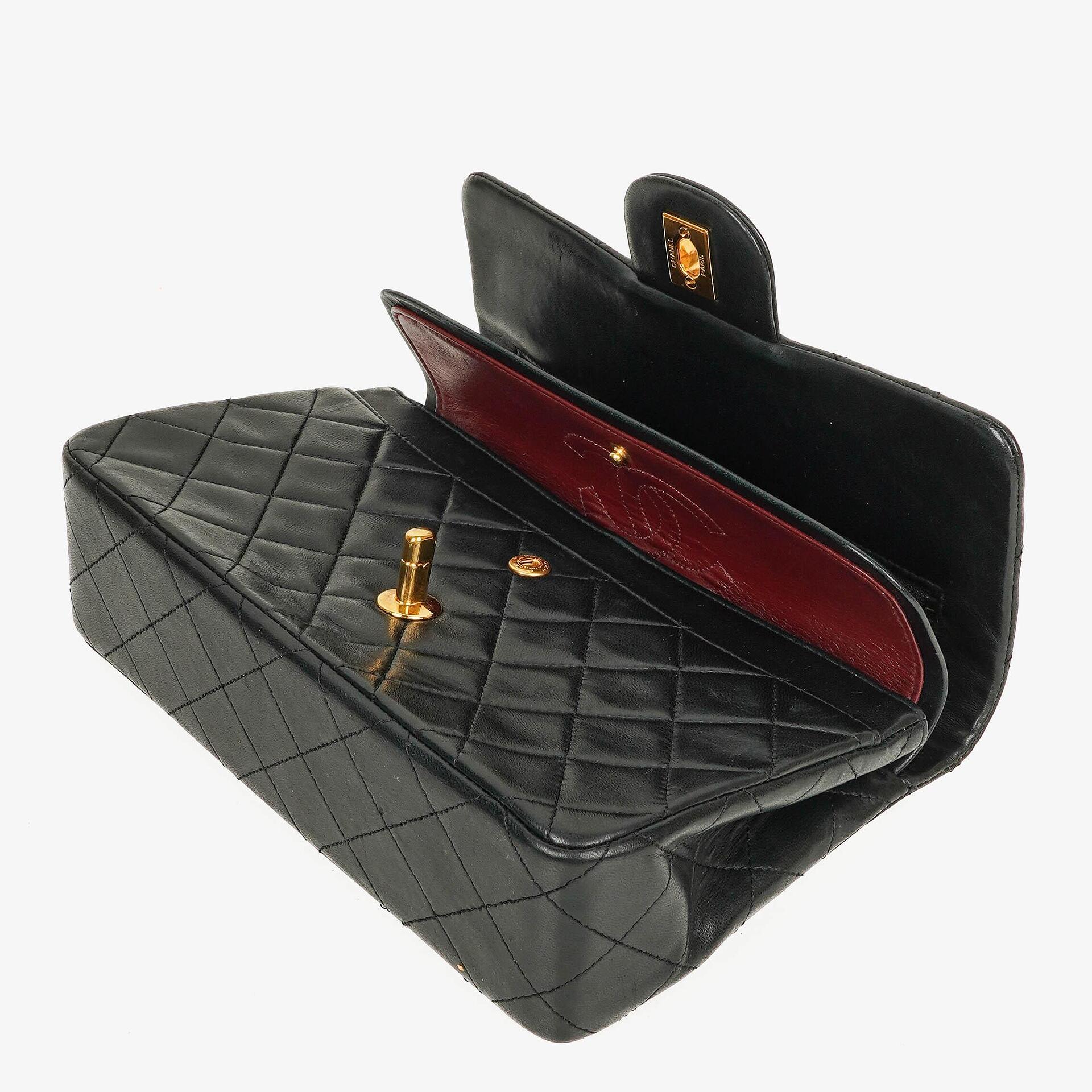 CHANEL Kleine Classic Vintage Double Flap Tasche aus schwarzem gestepptem Lammleder mit 24K vergoldeter Hardware