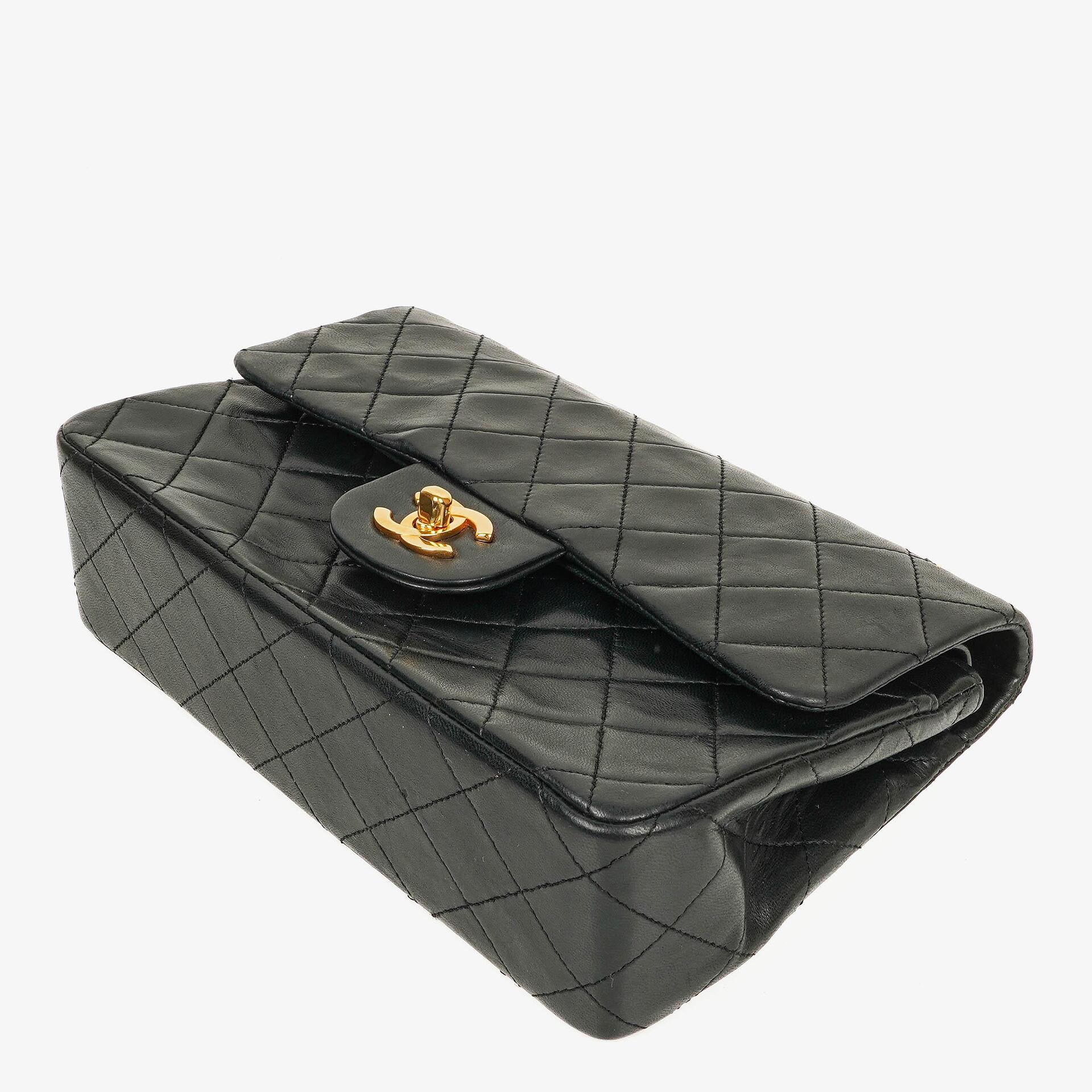 CHANEL Kleine Classic Vintage Double Flap Tasche aus schwarzem gestepptem Lammleder mit 24K vergoldeter Hardware