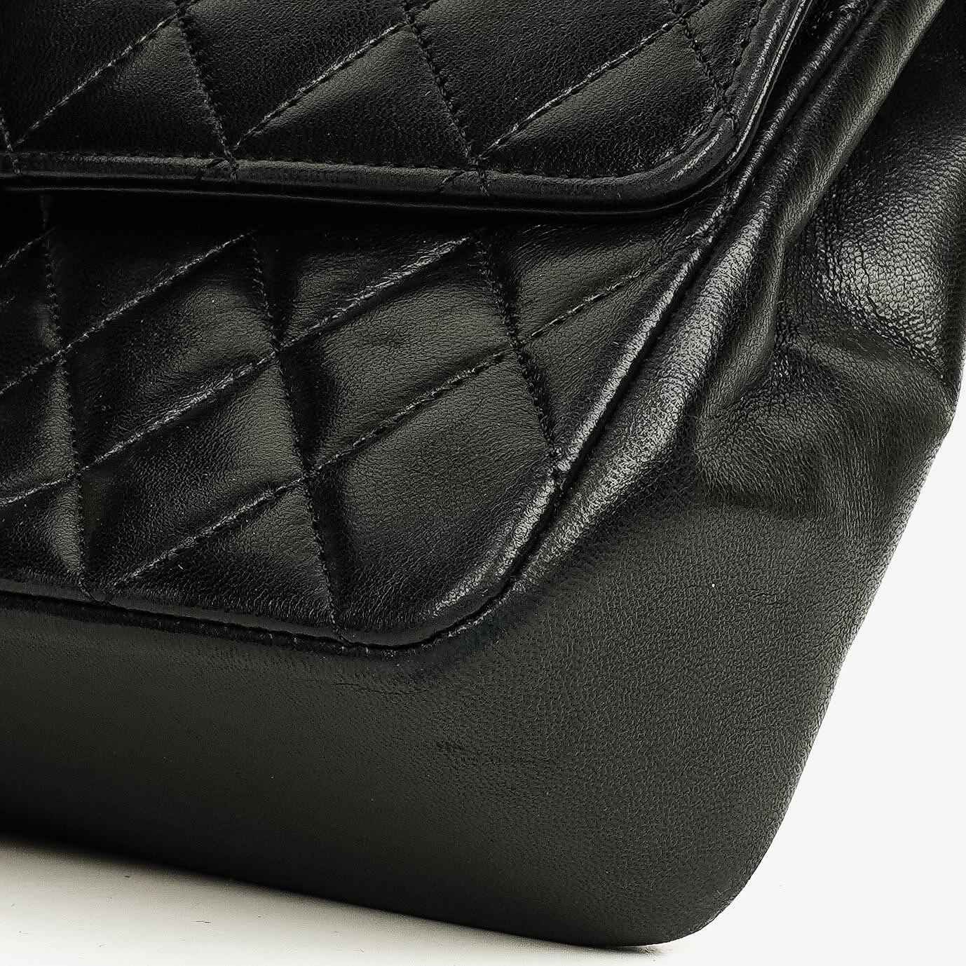 Chanel Medium Classic Vintage Double Flap Bag aus schwarzem gestepptem Lammleder mit 24K-vergoldeter Hardware