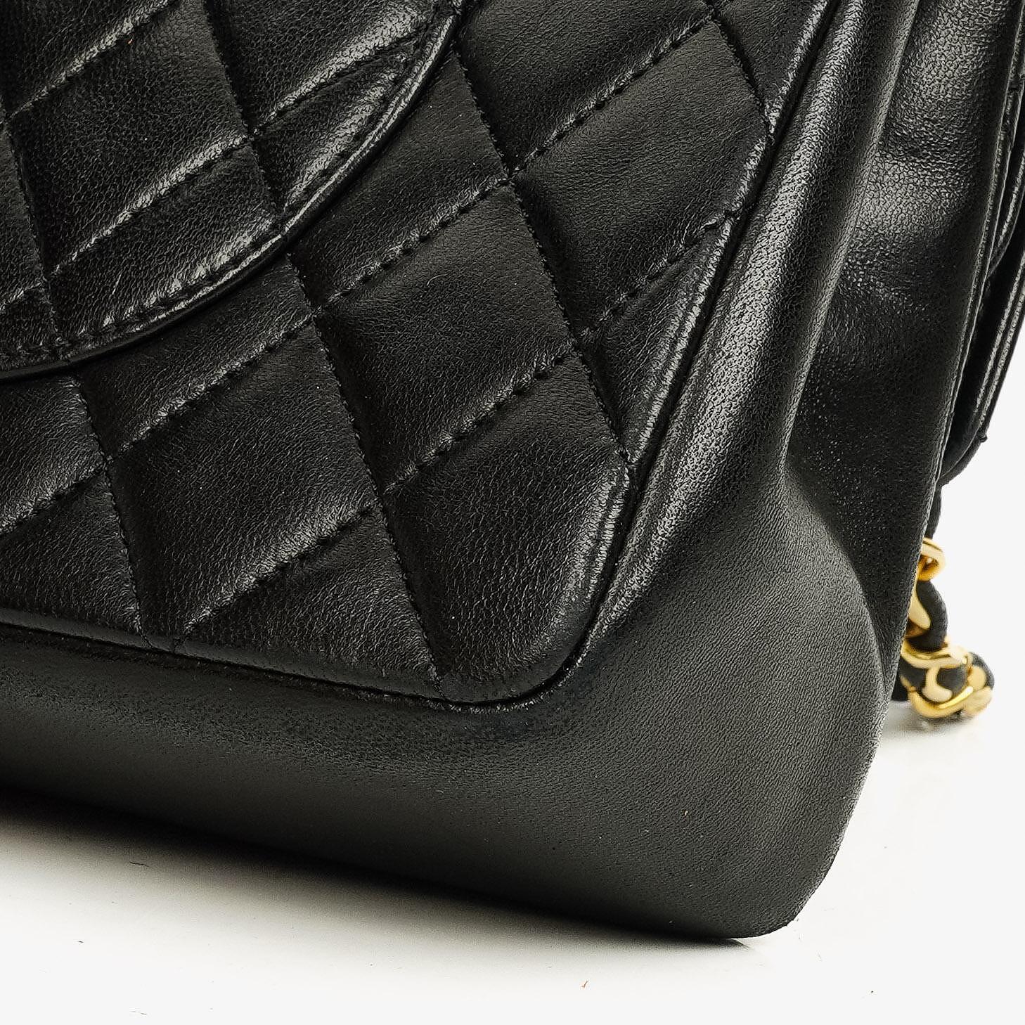 Chanel Medium Classic Vintage Double Flap Bag aus schwarzem gestepptem Lammleder mit 24K-vergoldeter Hardware