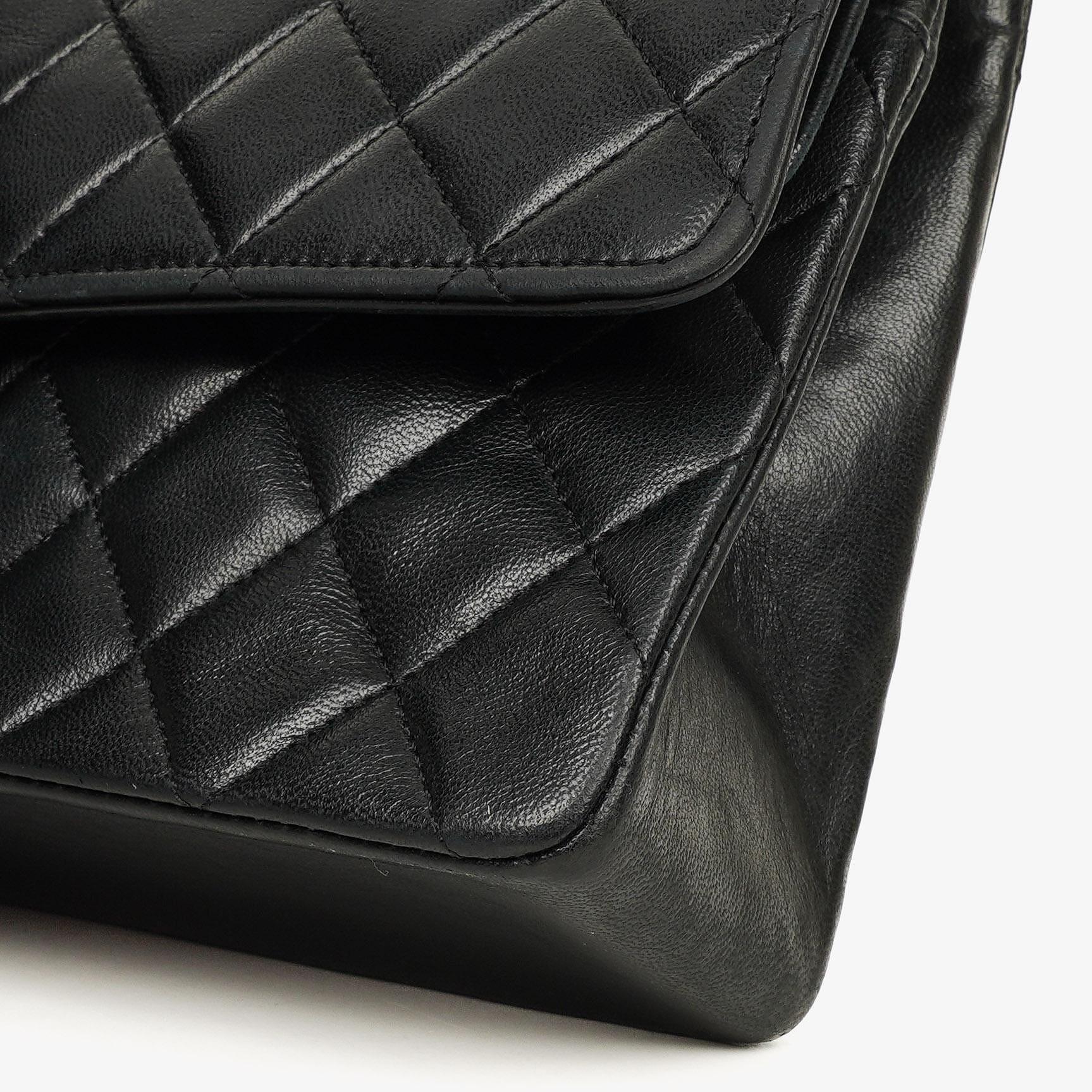 Chanel Medium Classic Vintage Double Flap Bag aus schwarzem gestepptem Lammleder mit 24K vergoldeten Beschlägen