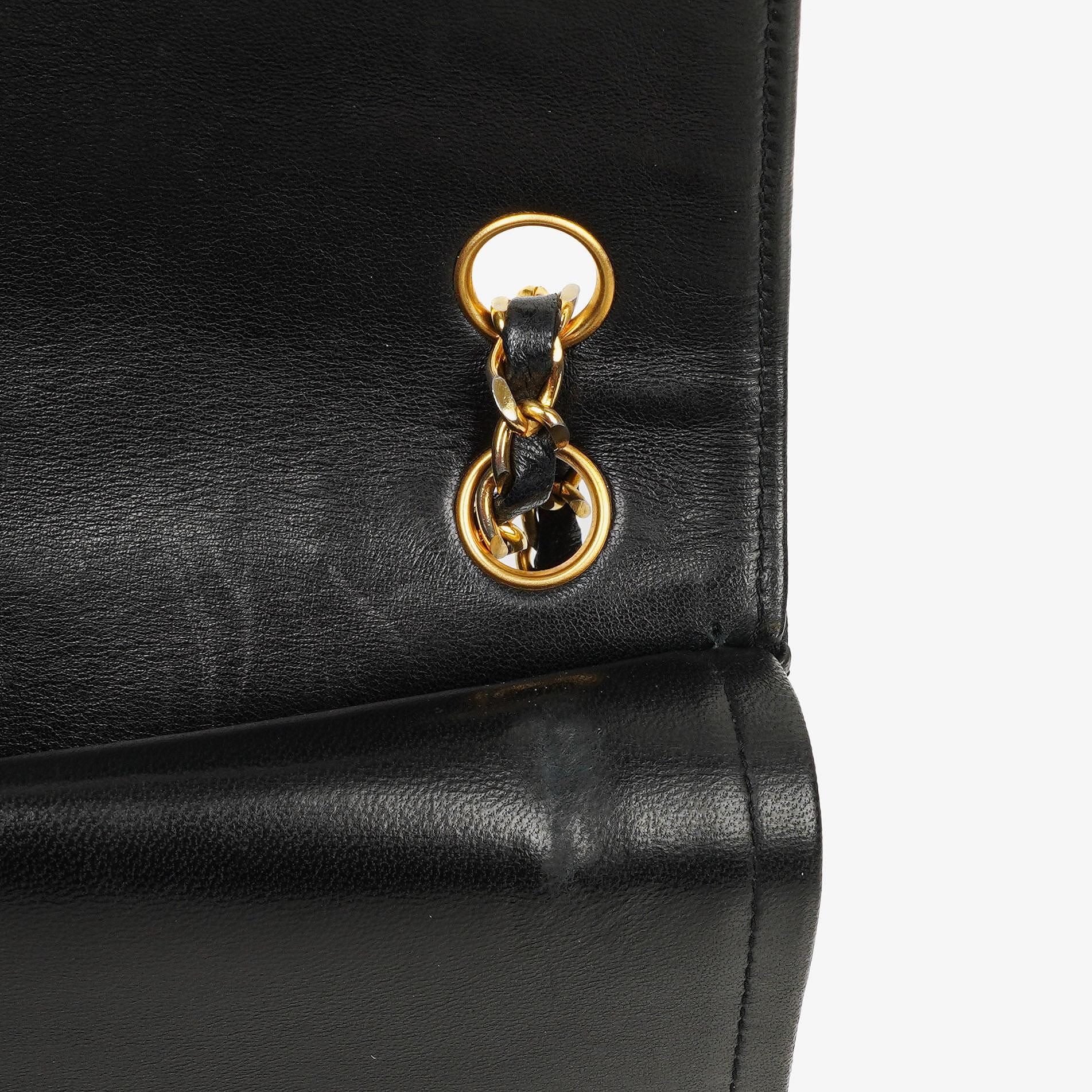Chanel Medium Classic Vintage Double Flap Bag aus schwarzem gestepptem Lammleder mit 24K vergoldeten Beschlägen