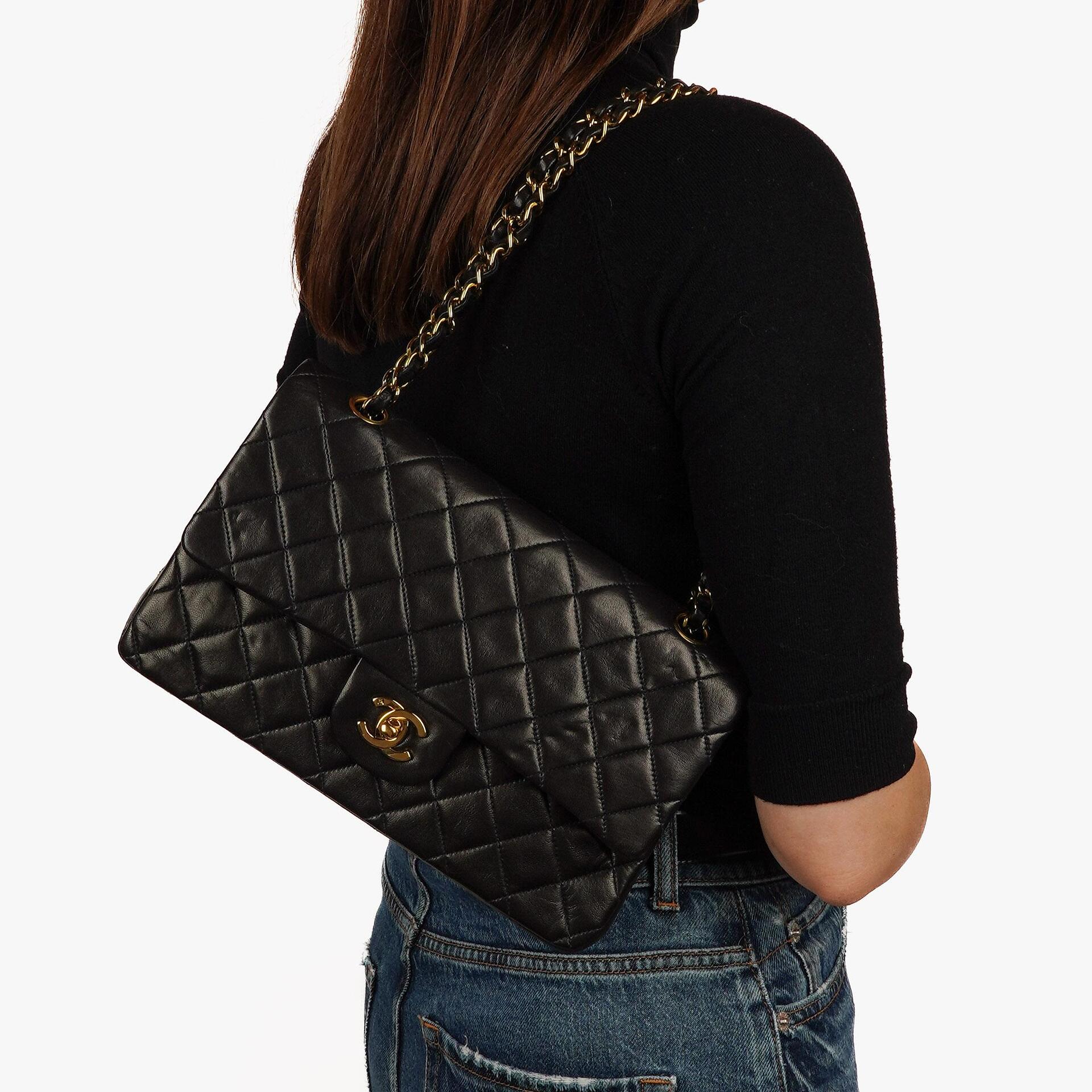 Chanel Mittelgroße Klassische Vintage Doppelklappen Tasche Schwarze gesteppte Lammleder mit 24K vergoldeten Beschlägen Sehr gut