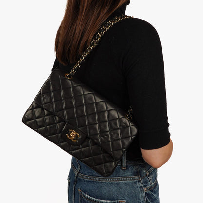 Chanel Mittelgroße Klassische Vintage Doppelklappen Tasche Schwarze gesteppte Lammleder mit 24K vergoldeten Beschlägen Sehr gut