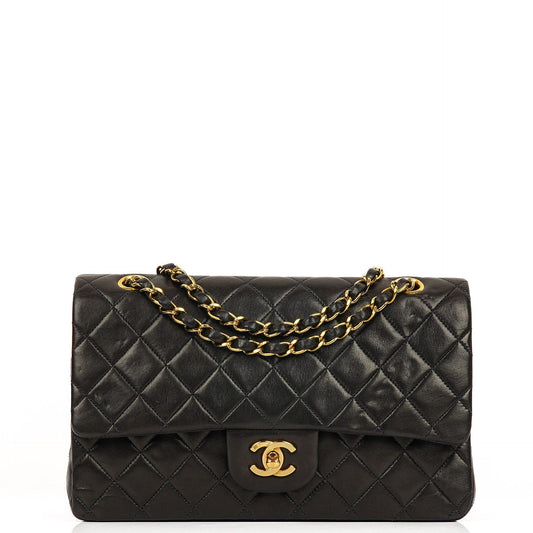 Chanel Mittelgroße Klassische Vintage Doppelklappen Tasche Schwarze gesteppte Lammleder mit 24K vergoldeten Beschlägen Sehr gut