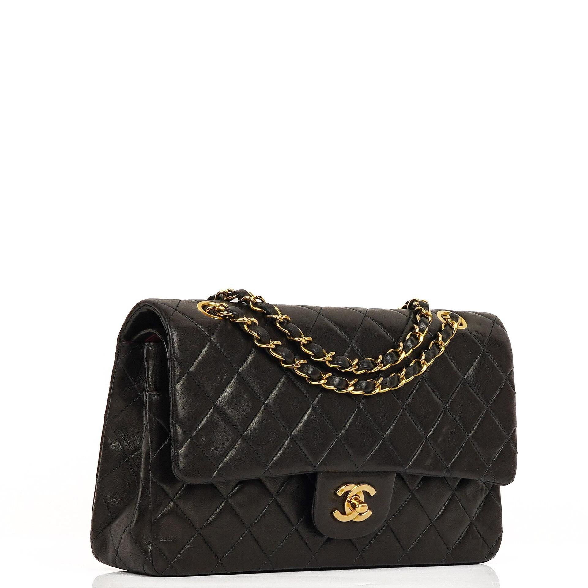 Chanel Mittelgroße Klassische Vintage Doppelklappen Tasche Schwarze gesteppte Lammleder mit 24K vergoldeten Beschlägen Sehr gut