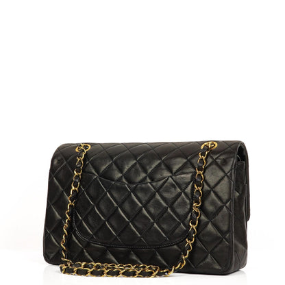 Chanel Mittelgroße Klassische Vintage Doppelklappen Tasche Schwarze gesteppte Lammleder mit 24K vergoldeten Beschlägen Sehr gut