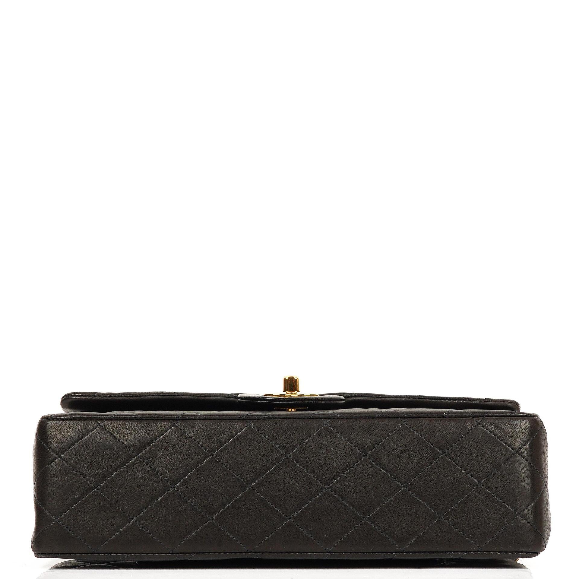 Chanel Mittelgroße Klassische Vintage Doppelklappen Tasche Schwarze gesteppte Lammleder mit 24K vergoldeten Beschlägen Sehr gut