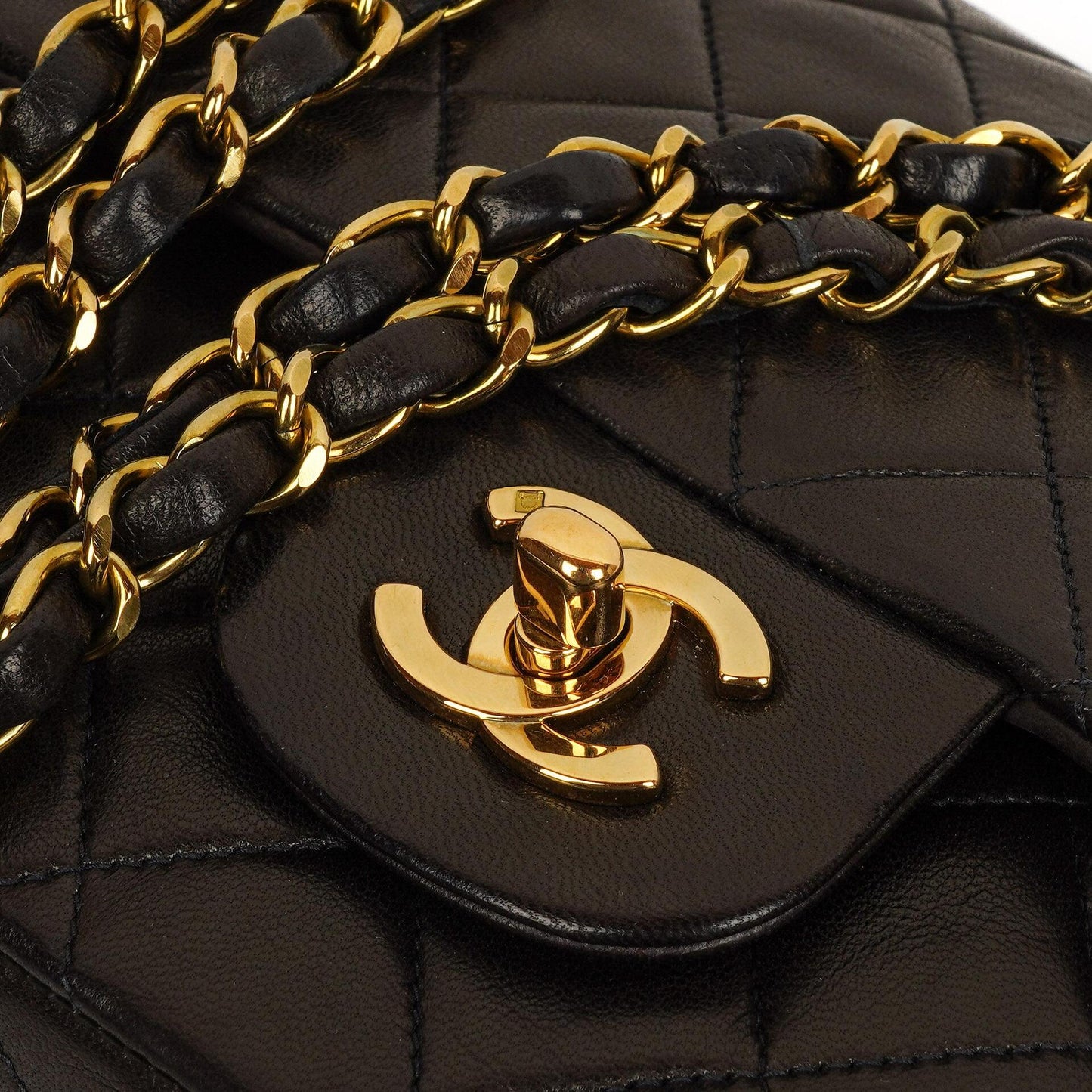 Chanel Mittelgroße Klassische Vintage Doppelklappen Tasche Schwarze gesteppte Lammleder mit 24K vergoldeten Beschlägen Sehr gut