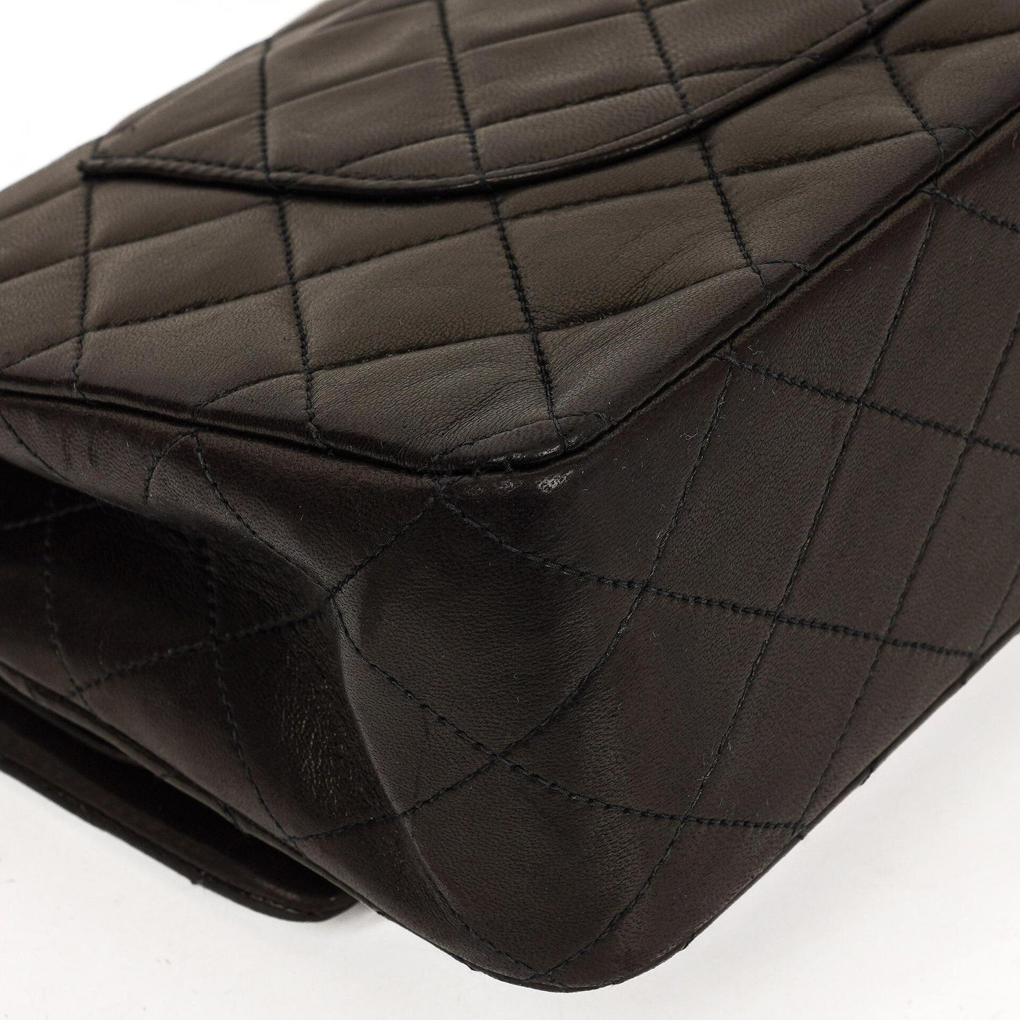 Chanel Mittelgroße Klassische Vintage Doppelklappen Tasche Schwarze gesteppte Lammleder mit 24K vergoldeten Beschlägen Sehr gut