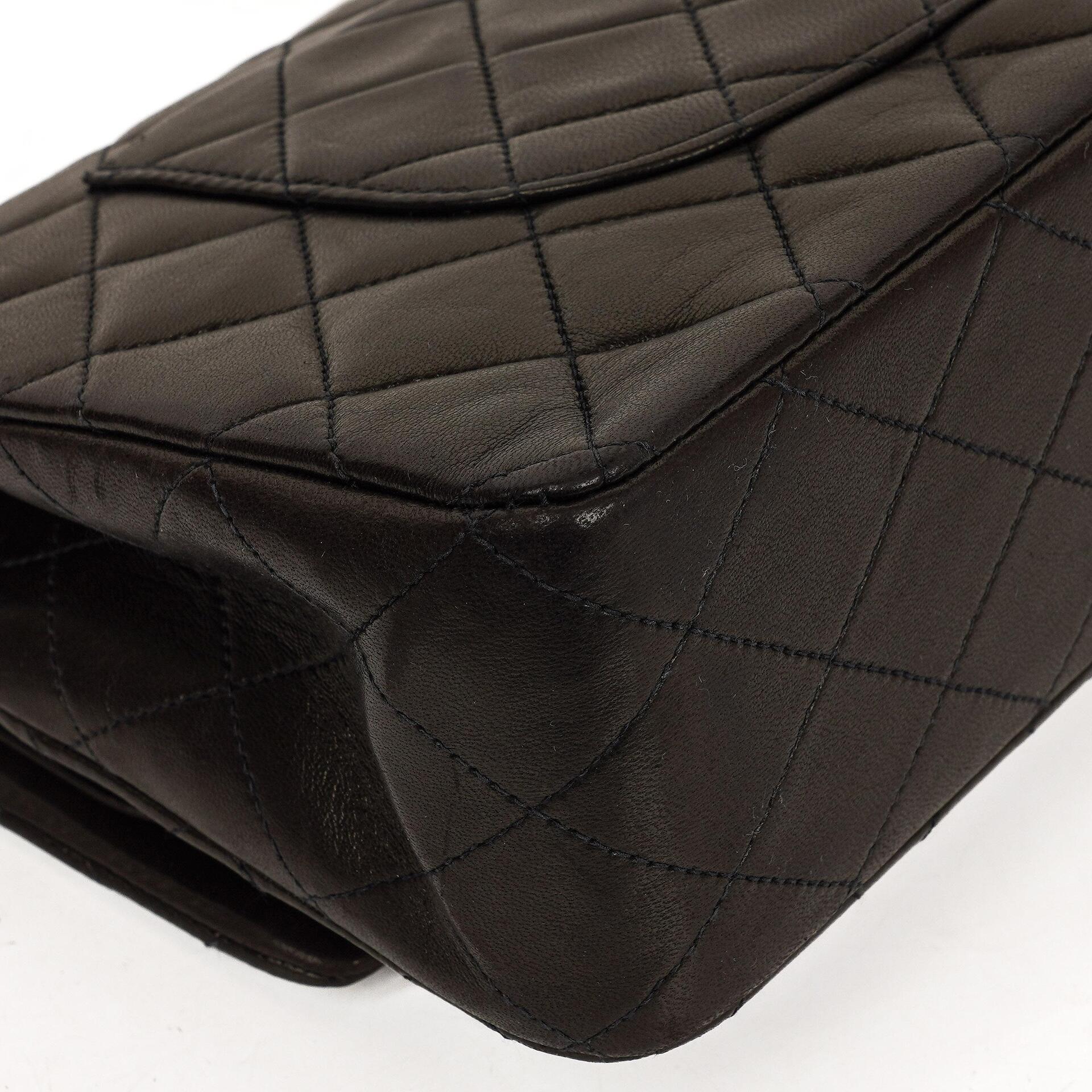 Chanel Mittelgroße Klassische Vintage Doppelklappen Tasche Schwarze gesteppte Lammleder mit 24K vergoldeten Beschlägen Sehr gut