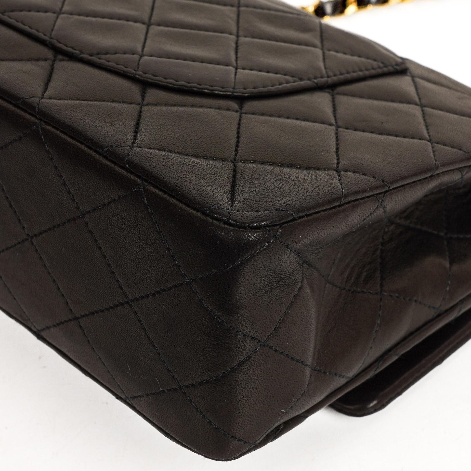 Chanel Mittelgroße Klassische Vintage Doppelklappen Tasche Schwarze gesteppte Lammleder mit 24K vergoldeten Beschlägen Sehr gut