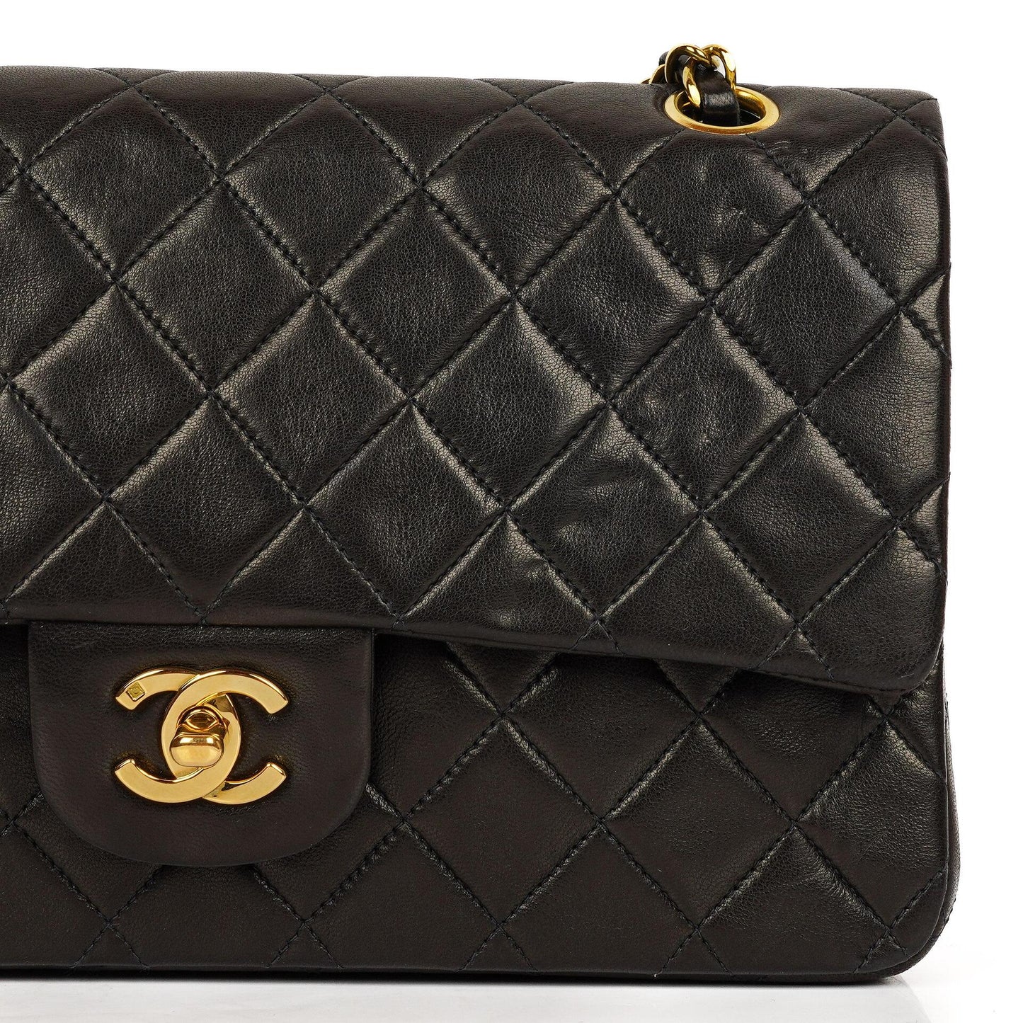 Chanel Mittelgroße Klassische Vintage Doppelklappen Tasche Schwarze gesteppte Lammleder mit 24K vergoldeten Beschlägen Sehr gut